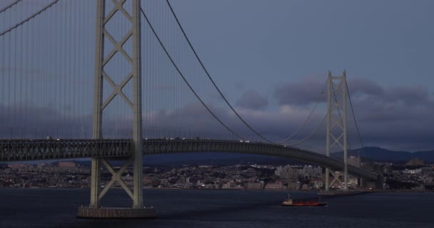 Light Cars Akashi Suspension Bridge Ship Passes Dusk High Quality — Stockvideo