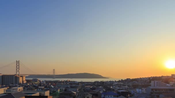 Zachód Słońca Dzielnicy Mieszkalnej Maiko Akashi Suspension Bridge Nad Kanałem — Wideo stockowe