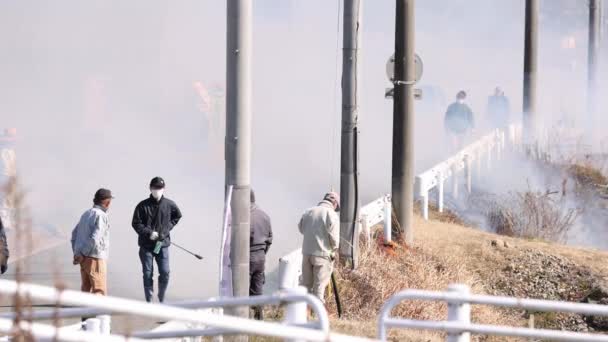Hyogo Japan Februar 2023 Menschen Mit Masken Dichtem Rauch Auf — Stockvideo