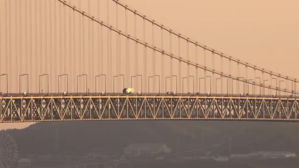 日本明石 2023年2月2日 货车在黄金时段在吊桥上行驶 高质量的4K镜头 — 图库视频影像