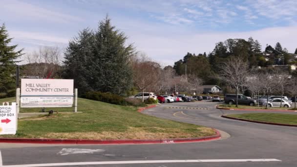 Pan Small Parking Lot Mill Valley Community Center Accepting Ballot — 图库视频影像