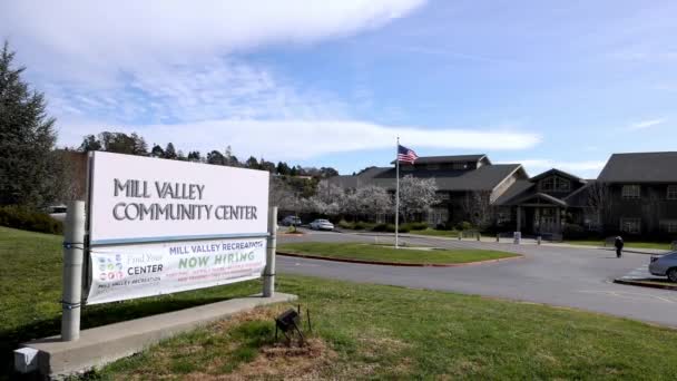 加利福尼亚州米尔谷 2023年2月22日 签署米尔谷社区中心和以美国国旗为背景的雇用通知 高质量的4K镜头 — 图库视频影像