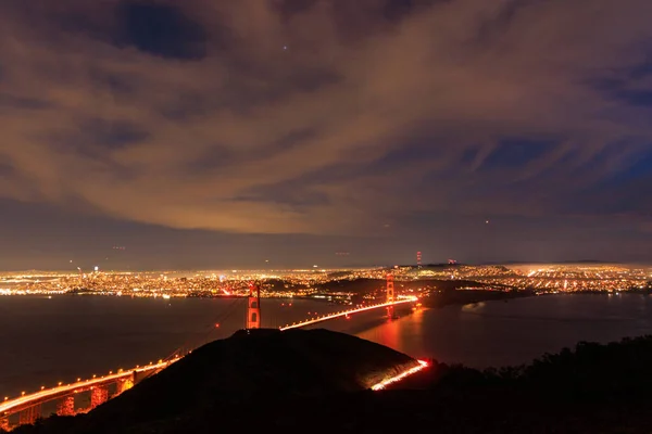Fények Autók Forgalom Golden Gate Hídon Ith Terjeszkedő Város Éjjel — Stock Fotó