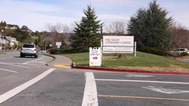 Mill Valley Californië Februari 2023 Auto Verlaat Parkeerplaats Bij Stembus — Stockvideo