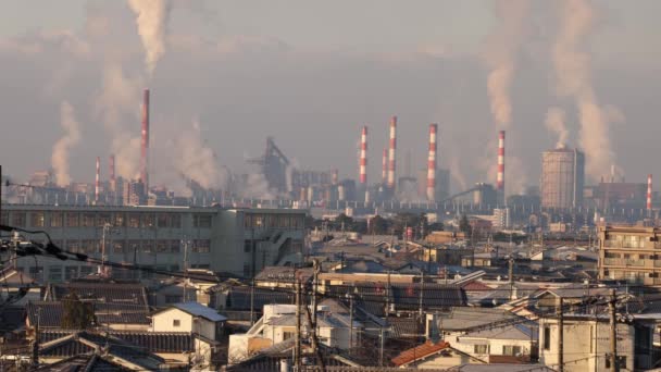 Grandes Olas Plantas Industriales Fuman Sobre Viviendas Densos Barrios Suburbanos — Vídeo de stock