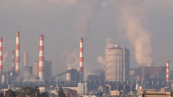 Zoom Uit Bij Large Industrial Plant Smokestacks Residential Town Hoge — Stockvideo