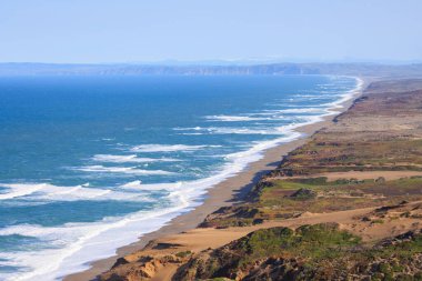 Uzun kumlu sahil manzarası ve Kuzey Kaliforniya kıyısındaki Point Reyes uçurumları. Yüksek kalite fotoğraf