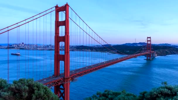 Zeitraffer Das Schiff Fährt Bei Sonnenuntergang Unter Der Golden Gate — Stockvideo