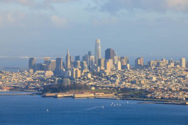 San Francisco 'daki modern gökdelenler, Marina açıklarında yelkenli tekneleri. Yüksek kalite fotoğraf