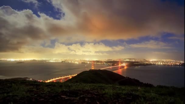 Idő Lappang Felhők Mozognak Golden Gate Bridge San Francisco Éjszaka — Stock videók