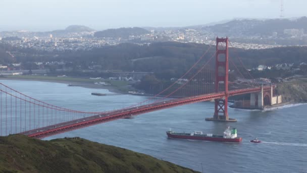 Vrachtschip Met Sleepzeilen Onder Golden Gate Bridge Naar Haven San — Stockvideo
