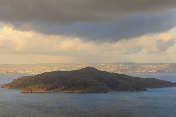 Бушующие облака и дождь над островом Ангела в заливе Сан-Франциско. Высокое качество фото
