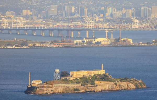 Ilha Alcatraz Baía São Francisco Com Bay Bridge Oakland Fundo — Fotografia de Stock