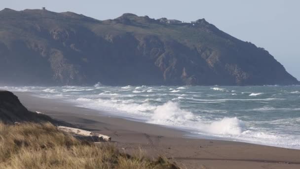 Waves Roll Pacific Ocean Sandy Beach Steep Rocky Cliffs Point — Stock Video