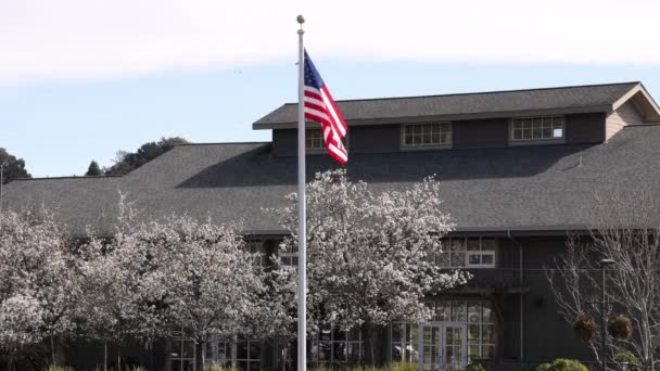 Amerykańska Flaga Powoli Wije Się Wietrze Przed Budynkiem Miejscowej Społeczności — Wideo stockowe