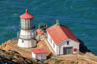 Tarihi deniz feneri ve Rocky California kıyısındaki rezidans binası. Yüksek kalite fotoğraf