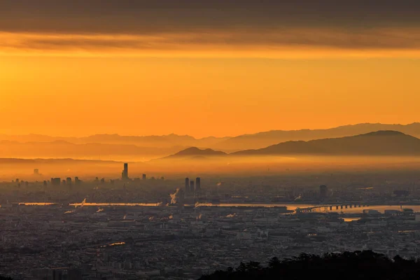 Orangefarbener Sonnenaufgang Leuchtet Zwischen Wolken Und Smog Über Der Weitläufigen — Stockfoto