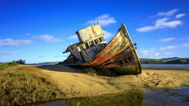 Исторический Деревянный Корабль Песчаном Пляже Пойнт Рейес Округ Марин Калифорния — стоковое видео