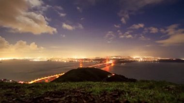 Richmond Bölgesi 'nden ve San Francisco şehir merkezinden ışıklandırılmış ikonik Golden Gate manzarası Marin Burunları' nın tepesinden görülüyor. Yüksek kalite 4k görüntü