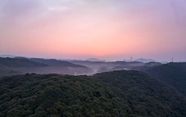 Sabah sisli yeşil tepe üzerinde pembe şafak öncesi rengi. Yüksek kalite fotoğraf