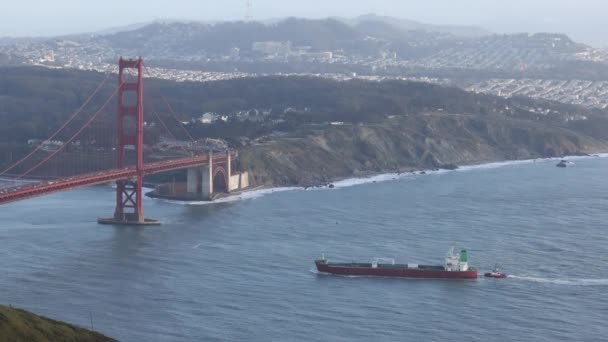 Frachtschiff Und Schlepper Fahren Vom Pazifik Zur Golden Gate Bridge — Stockvideo
