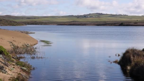 Ondulações Águas Calmas Lagoa Costeira Com Colinas Verdes Rolantes Fundo — Vídeo de Stock