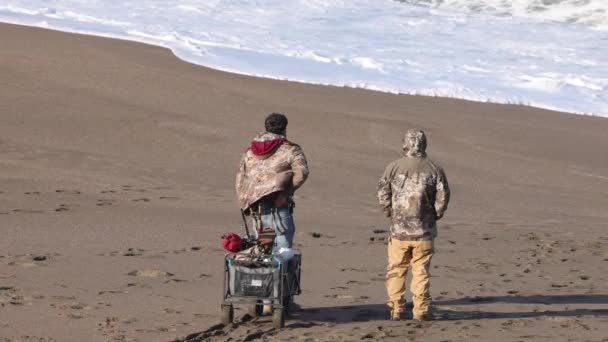 Point Reyes Καλιφόρνια Μαρτίου 2023 Δύο Ψαράδες Στέκονται Στον Άνεμο — Αρχείο Βίντεο