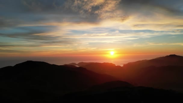 Hermosa Puesta Sol Sobre Océano Escarpadas Montañas Costeras Silueta Imágenes — Vídeos de Stock