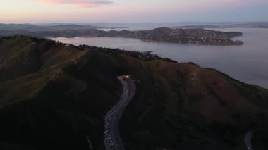 Akşam trafiği San Francisco 'nun kuzeyinde Marin County, Kaliforniya' da 101. Otoyol 'dan Robin Williams Tüneli' ne giriyor. Yüksek kalite 4k görüntü