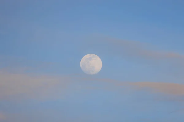 Awan Merah Muda Melayang Melalui Langit Biru Dengan Bulan Purnama — Stok Foto
