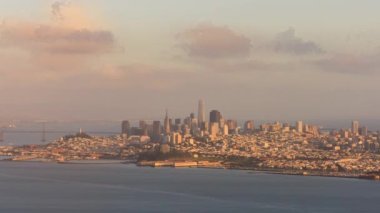 San Francisco 'nun gökyüzünde gün batımı rengi gece aydınlanırken ufuk çizgisi üzerinde. Yüksek kalite 4k görüntü