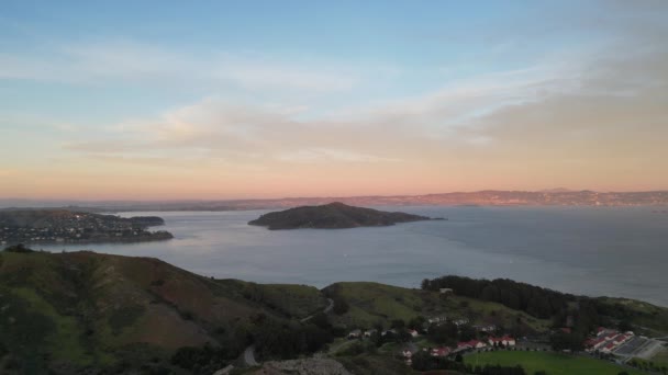 日落时在旧金山湾的天使岛高质量的4K镜头 — 图库视频影像