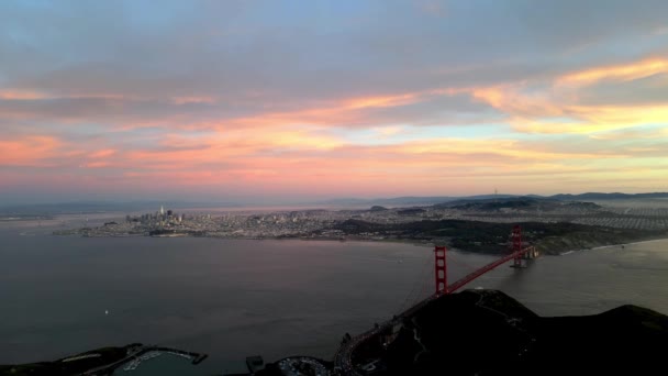Vacker Solnedgång Färg Himlen Över San Francisco Och Golden Gate — Stockvideo