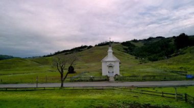 Küçük tarihi kilise ve Amerika 'nın kırsal kesiminde gün doğumunda çıplak ağaç. Yüksek kalite 4k görüntü