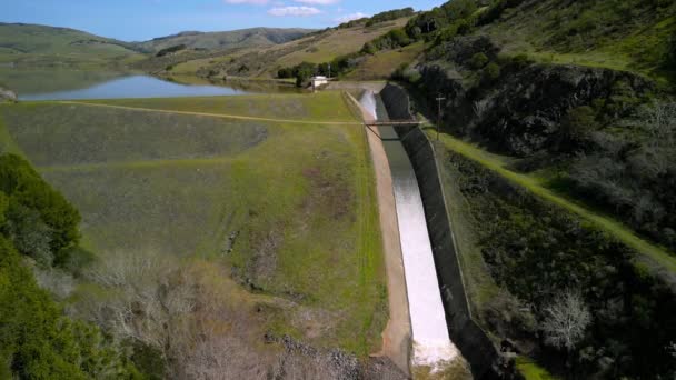 Вода Стекает Водохранилищу Никасио Зеленом Калифорнийском Ландшафте Высококачественные Кадры — стоковое видео