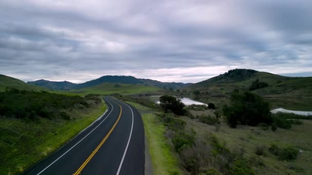 Kuzey Kaliforniya Daki Yeşil Tepeler Rezervuar Boyunca Açık Yol Yüksek — Stok video