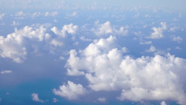 Bolyhos Fehér Felhők Felett Repül Ködös Légkörben Kiváló Minőségű Felvételek — Stock videók