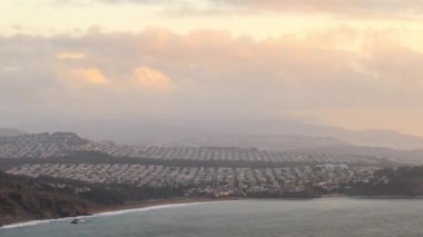Bulutlar ve Hava Durumu, San Franciscos Richmond Bölgesi üzerinde ilerliyor. Yüksek kalite 4k görüntü