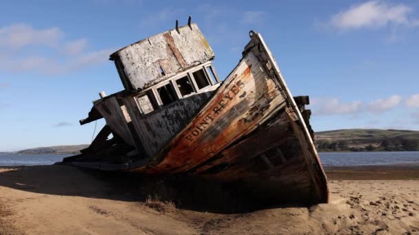 Ιστορικό Ξύλινο Πλοίο Ναυάγησε Έρημη Παραλία Στο Point Reyes Καλιφόρνια — Αρχείο Βίντεο