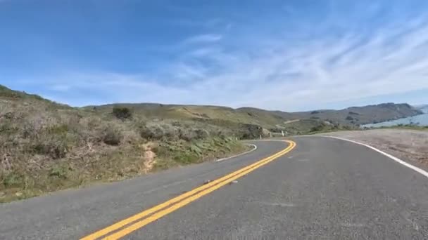 Sonnigen Tagen Auf Offener Kurvenreicher Straße Entlang Der Kalifornischen Küste — Stockvideo