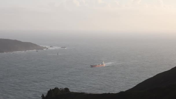 貨物船は遠くに霧の地平線と海岸の丘によって帆 高品質4K映像 — ストック動画