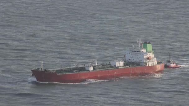 Navio Carga Rebocador Navegam Lentamente Através Águas Costeiras Calmas Perto — Vídeo de Stock
