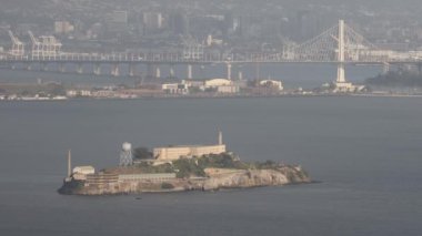 Sisli bir günde San Francisco Körfezi 'ndeki Alcatraz Adası manzarası. Yüksek kalite 4k görüntü