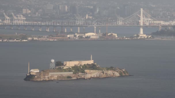 Veduta Dell Isola Alcatraz Nella Baia San Francisco Giorno Nebbioso — Video Stock