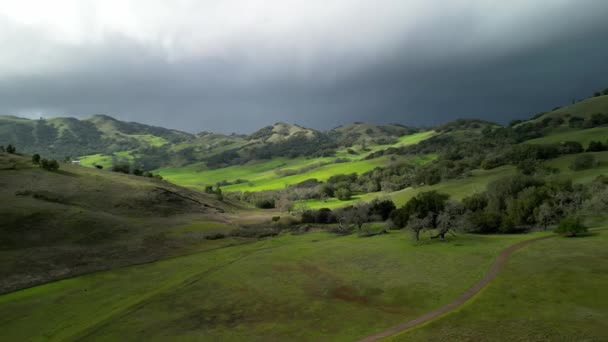 暗い嵐の雲の下で緑の丘陵地帯の美しい光 高品質4K映像 — ストック動画