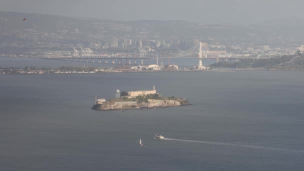 Vista Ilha Alcatraz Baía São Francisco Dia Nebuloso Imagens Alta — Vídeo de Stock
