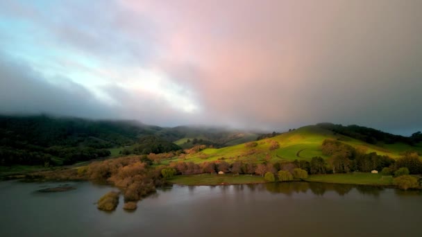 Zonsopgang Licht Raakt Groene Heuvels Roze Mist Door Meer Groen — Stockvideo