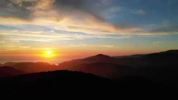 Pasifik Okyanusu Üzerinde Nefes Kesici Bir Gün Batımı Silhouetted Hills — Stok video