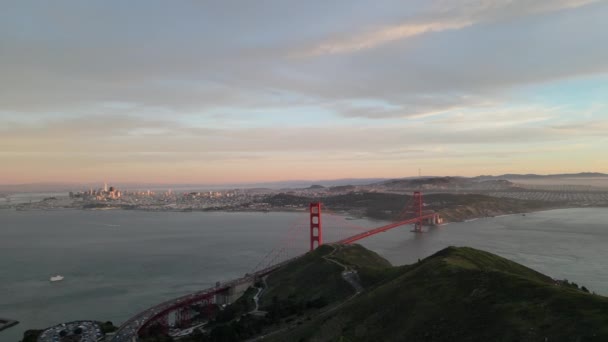 Gökyüzünde Günbatımı Rengi Bulutlar Golden Gate Köprüsü San Francisco Üzerinde — Stok video