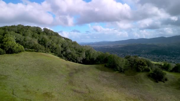 美しい日に郊外の町を明らかにするために緑のカリフォルニアの丘の上に上昇 高品質4K映像 — ストック動画